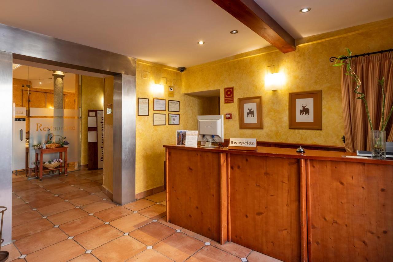 Hostal Restaurante Puerta Del Alcazar Avila Bagian luar foto