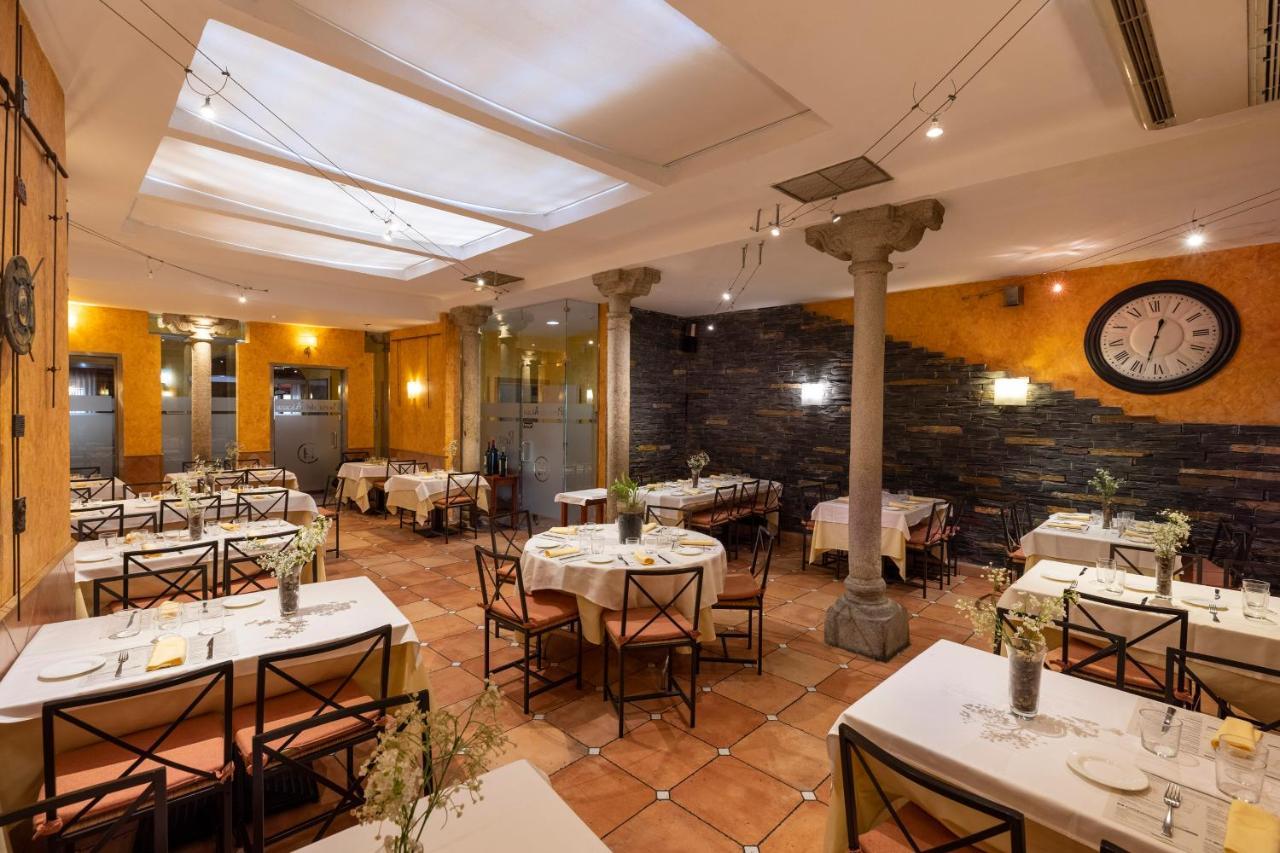 Hostal Restaurante Puerta Del Alcazar Avila Bagian luar foto