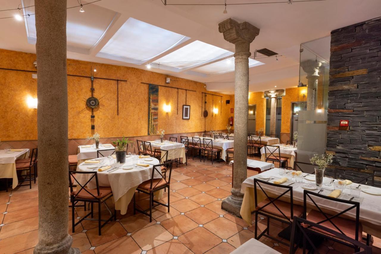 Hostal Restaurante Puerta Del Alcazar Avila Bagian luar foto