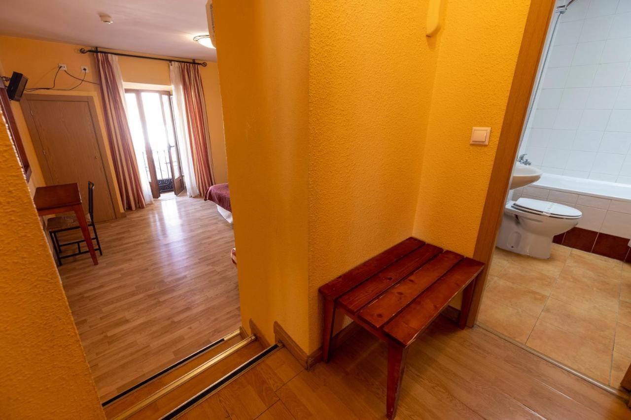 Hostal Restaurante Puerta Del Alcazar Avila Bagian luar foto