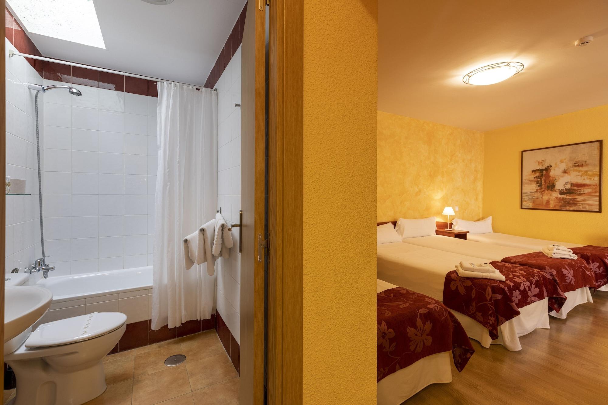 Hostal Restaurante Puerta Del Alcazar Avila Bagian luar foto