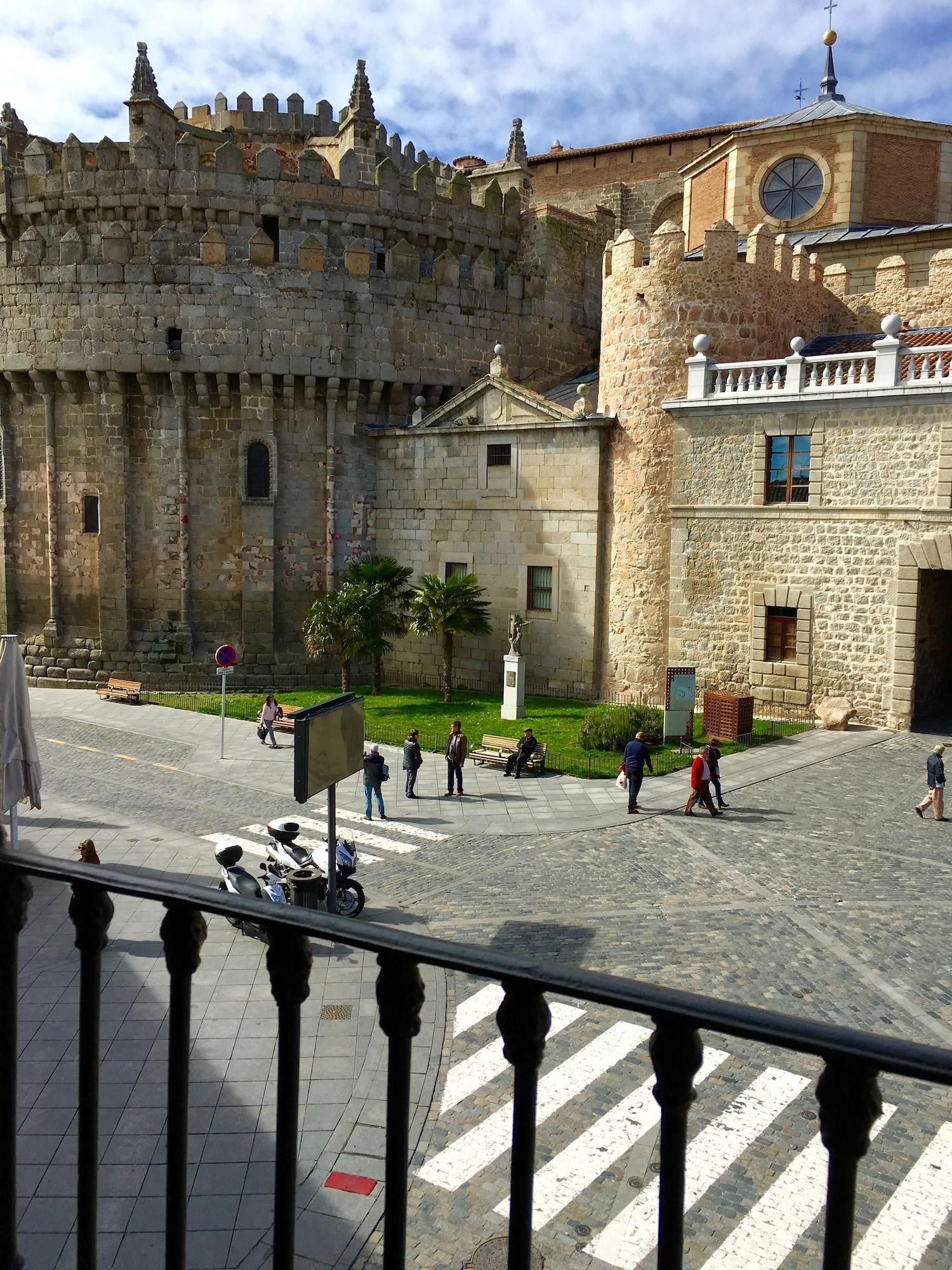 Hostal Restaurante Puerta Del Alcazar Avila Bagian luar foto