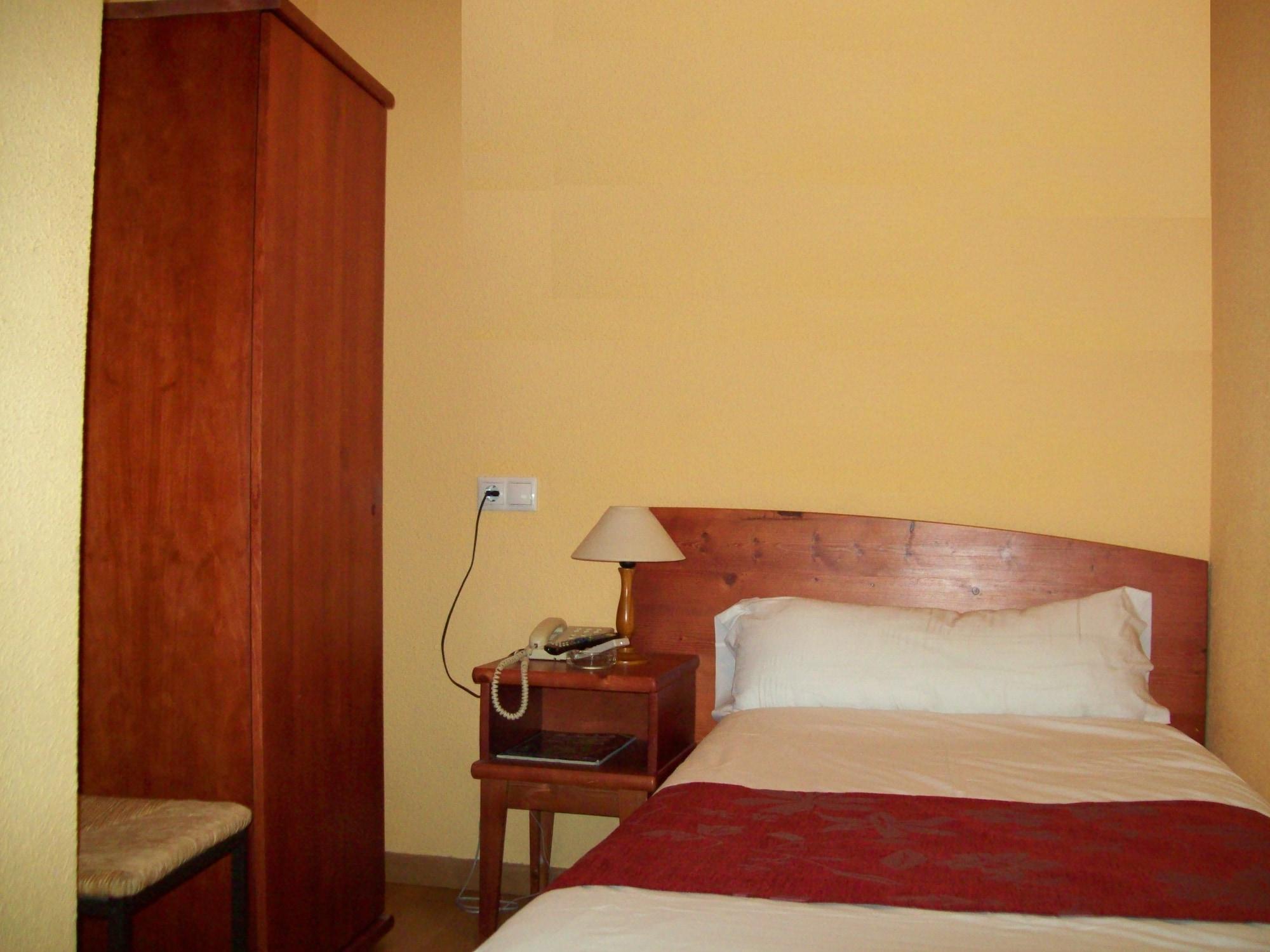 Hostal Restaurante Puerta Del Alcazar Avila Bagian luar foto