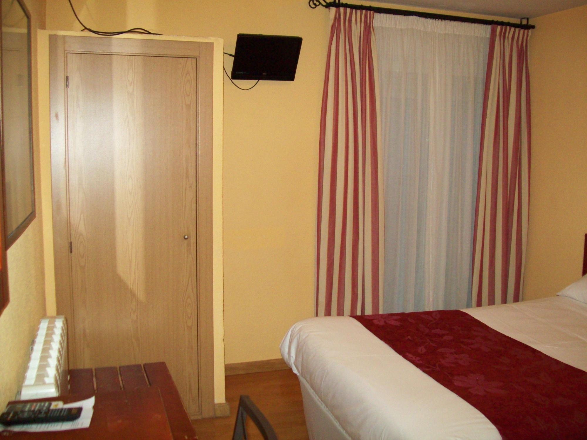 Hostal Restaurante Puerta Del Alcazar Avila Bagian luar foto