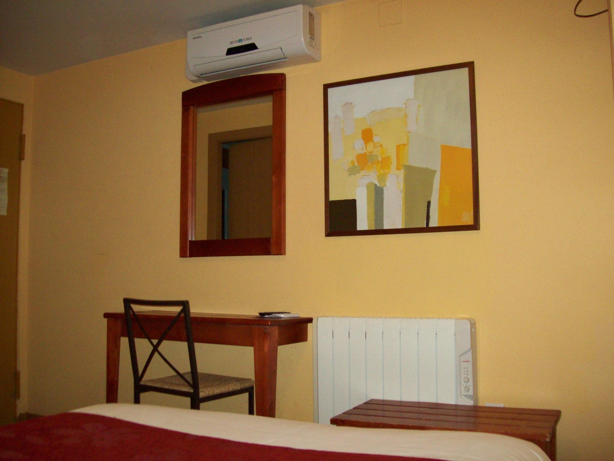 Hostal Restaurante Puerta Del Alcazar Avila Bagian luar foto