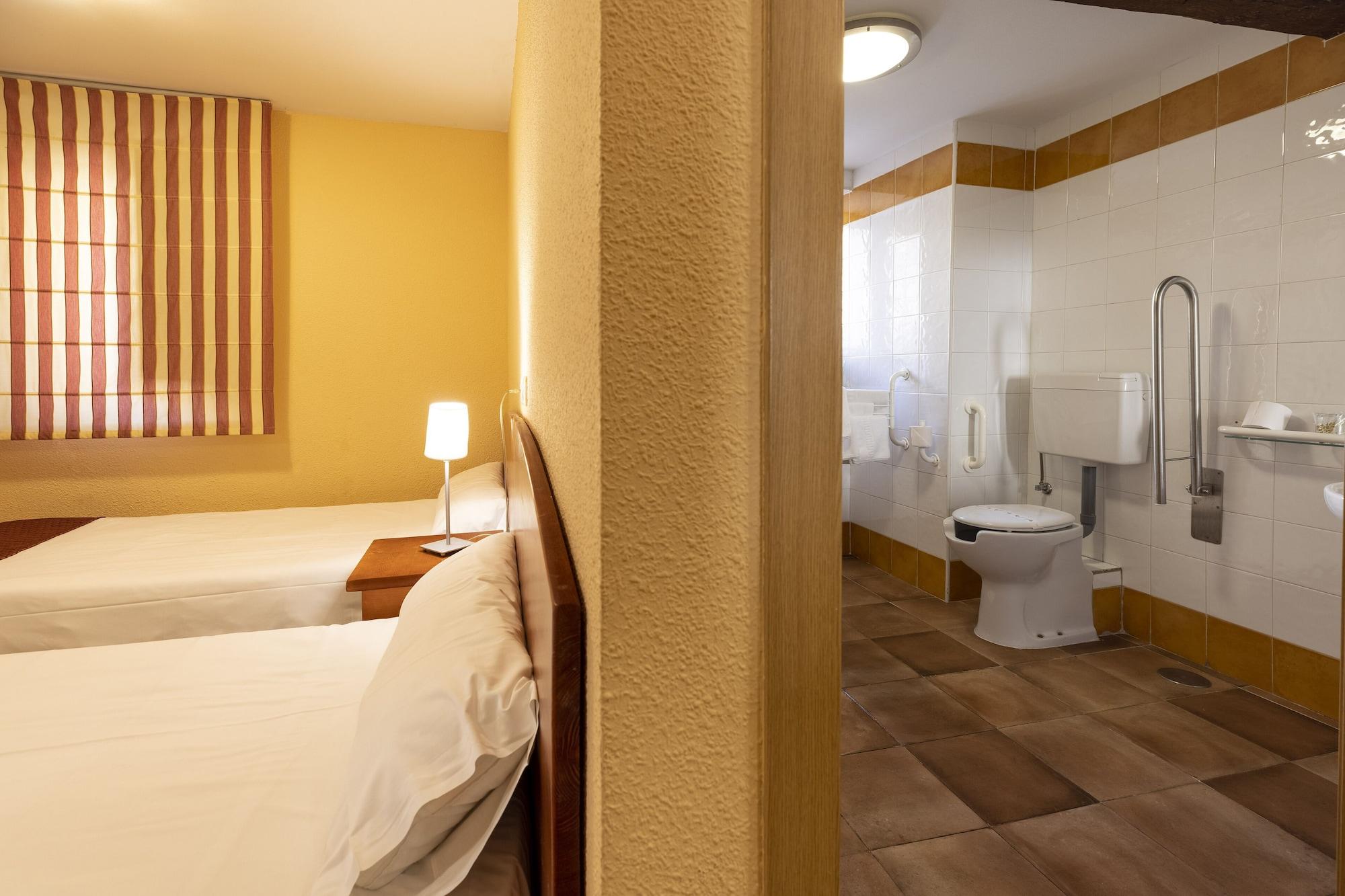 Hostal Restaurante Puerta Del Alcazar Avila Bagian luar foto