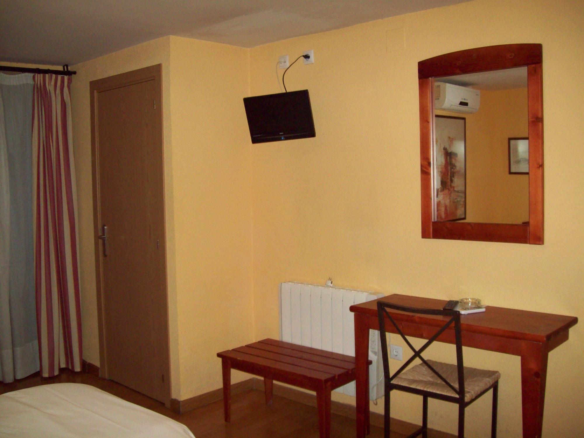 Hostal Restaurante Puerta Del Alcazar Avila Bagian luar foto