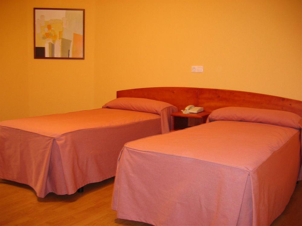Hostal Restaurante Puerta Del Alcazar Avila Bagian luar foto