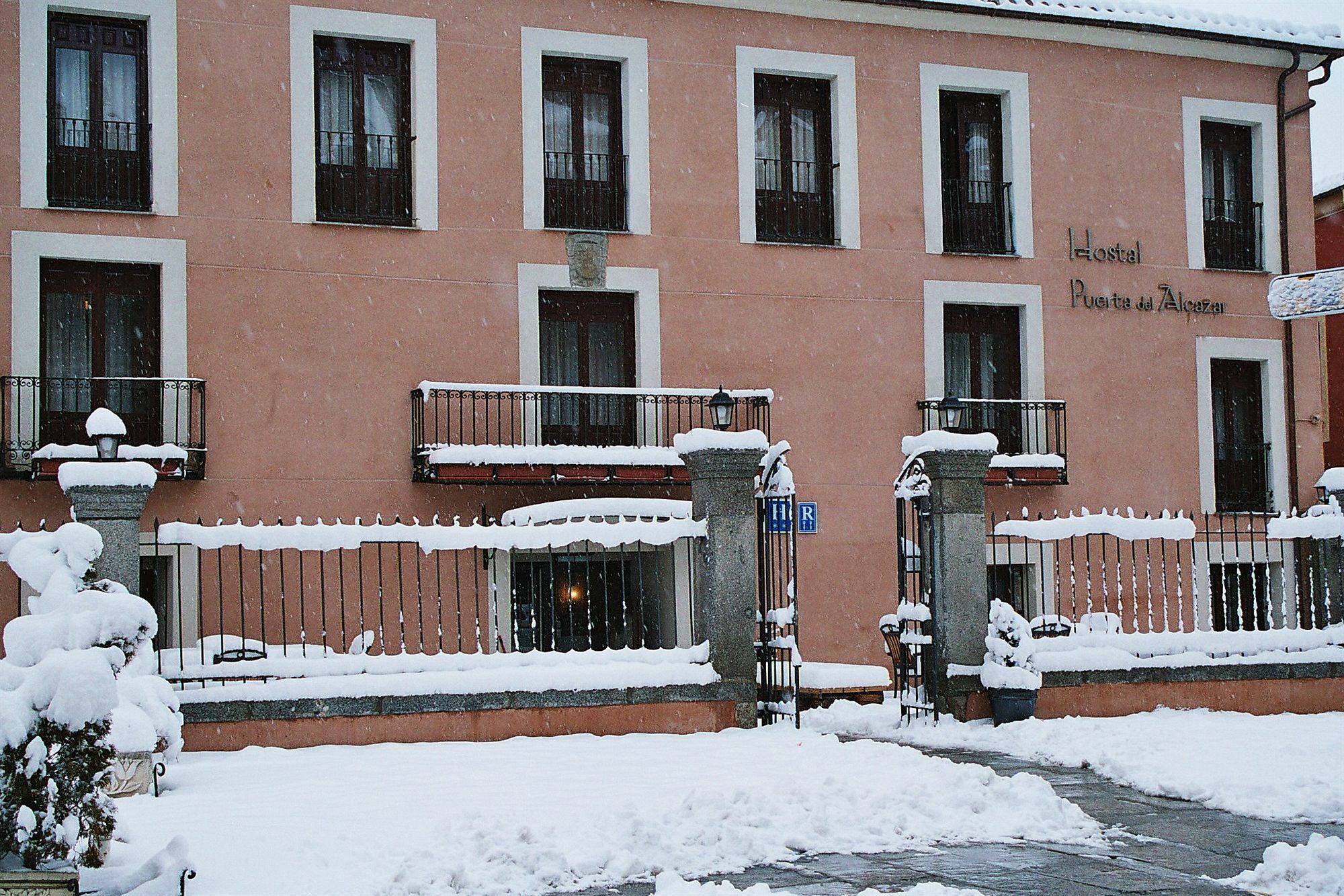Hostal Restaurante Puerta Del Alcazar Avila Bagian luar foto