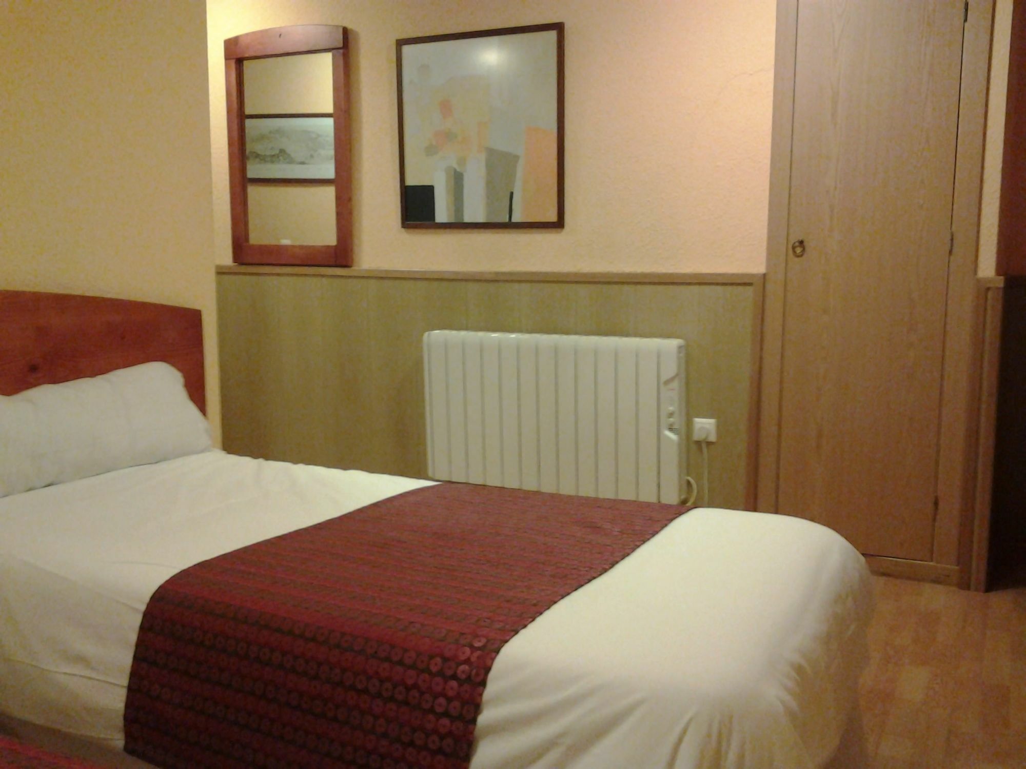 Hostal Restaurante Puerta Del Alcazar Avila Bagian luar foto